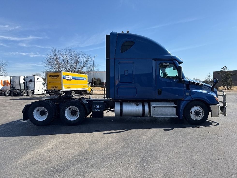 Sleeper Tractor-Heavy Duty Tractors-Freightliner-2020-T12664ST-East Chicago-IN-662,613\n\t\tmiles-$ 43,500 - Image 8