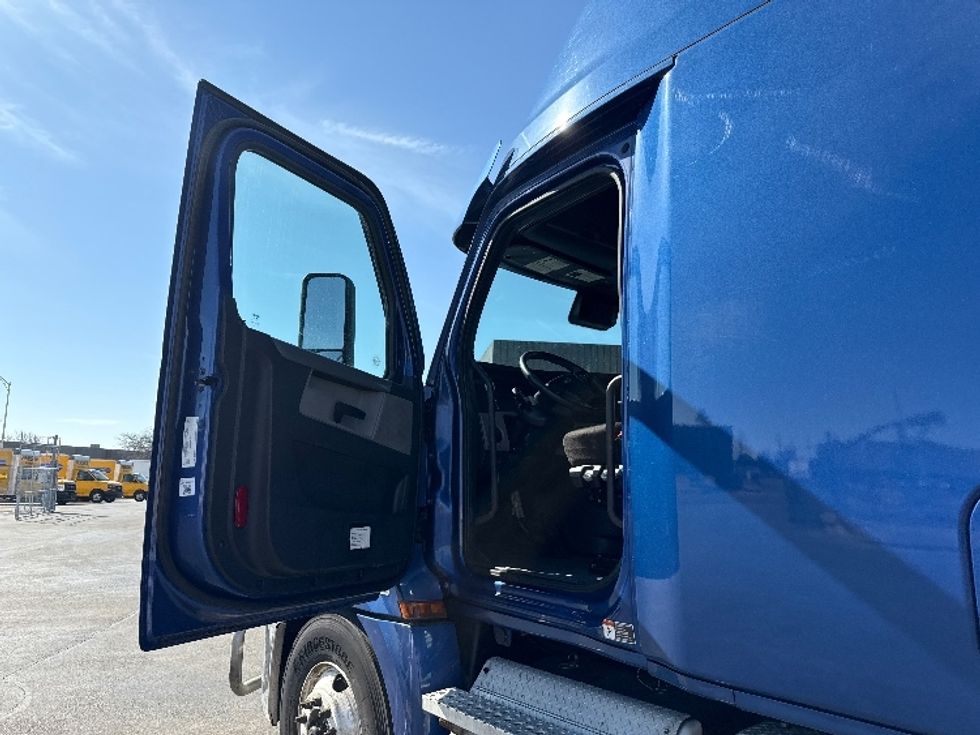 Sleeper Tractor-Heavy Duty Tractors-Freightliner-2020-T12664ST-East Chicago-IN-662,613\n\t\tmiles-$ 43,500 - Image 9