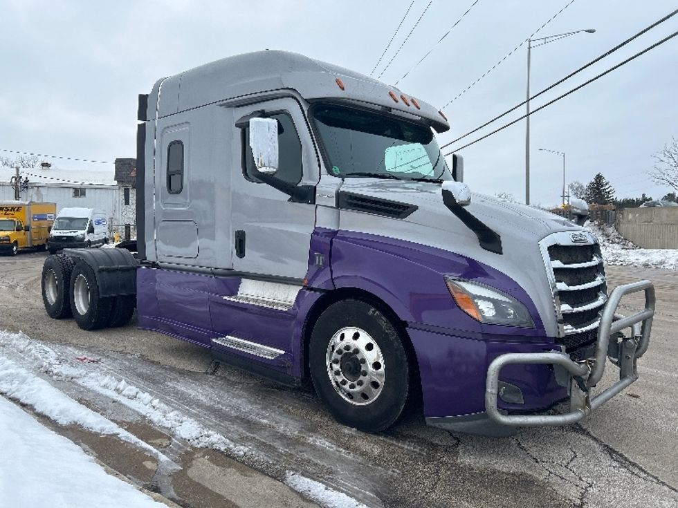 Sleeper Tractor-Heavy Duty Tractors-Freightliner-2020-T12664ST-East Chicago-IN-669,948\n\t\tmiles-$ 49,250 - Image 1