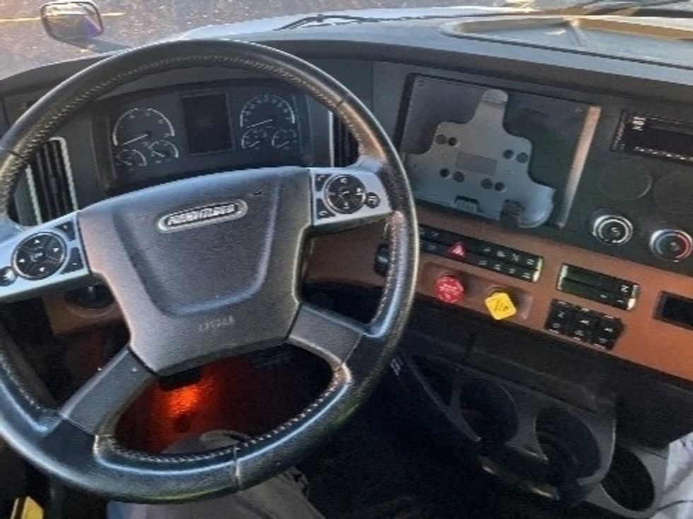 Sleeper Tractor-Heavy Duty Tractors-Freightliner-2020-T12664ST-East Chicago-IN-669,948\n\t\tmiles-$ 49,250 - Image 10