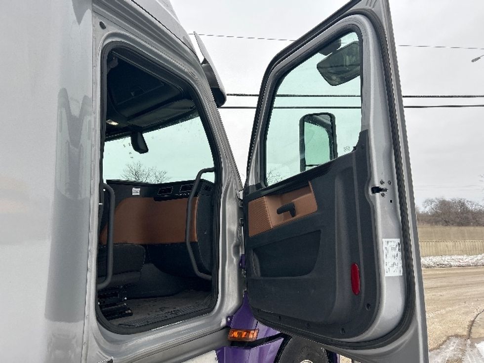 Sleeper Tractor-Heavy Duty Tractors-Freightliner-2020-T12664ST-East Chicago-IN-669,948\n\t\tmiles-$ 49,250 - Image 13