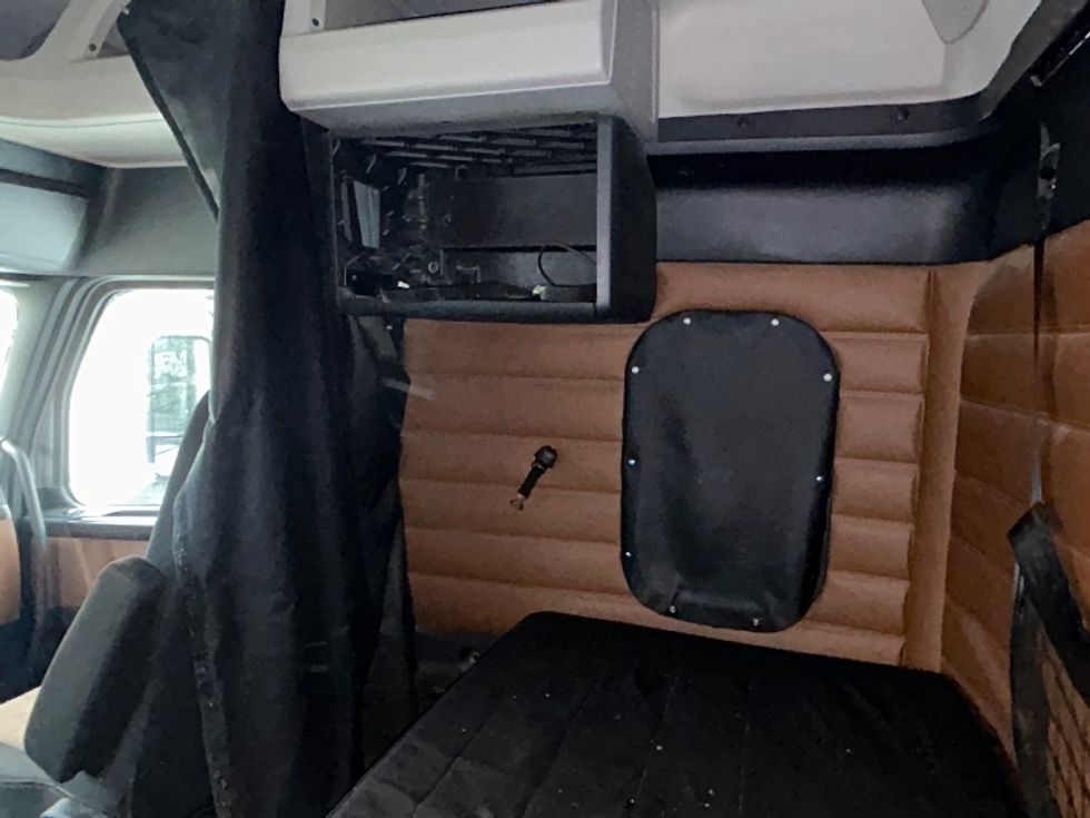 Sleeper Tractor-Heavy Duty Tractors-Freightliner-2020-T12664ST-East Chicago-IN-669,948\n\t\tmiles-$ 49,250 - Image 19