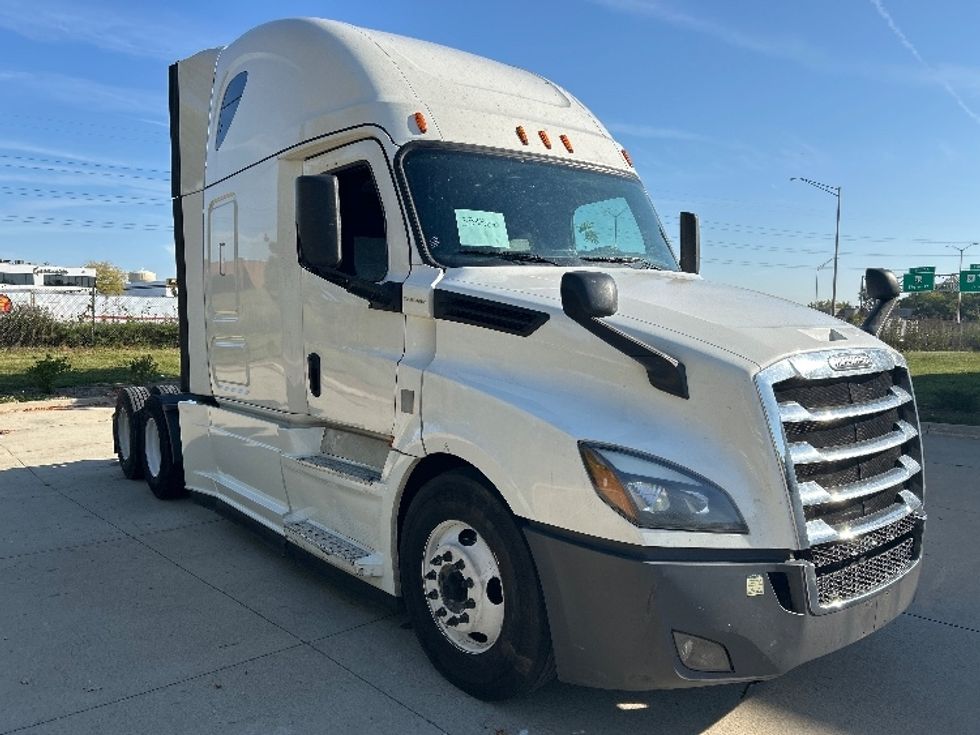 Sleeper Tractor-Heavy Duty Tractors-Freightliner-2020-T12664ST-East Chicago-IN-708,524\n\t\tmiles-$ 43,000 - Image 1