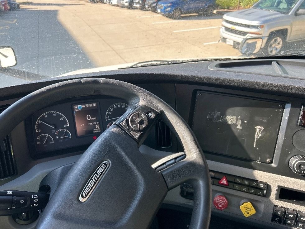 Sleeper Tractor-Heavy Duty Tractors-Freightliner-2020-T12664ST-East Chicago-IN-708,524\n\t\tmiles-$ 43,000 - Image 11