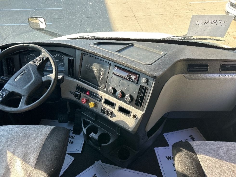 Sleeper Tractor-Heavy Duty Tractors-Freightliner-2020-T12664ST-East Chicago-IN-708,524\n\t\tmiles-$ 43,000 - Image 12