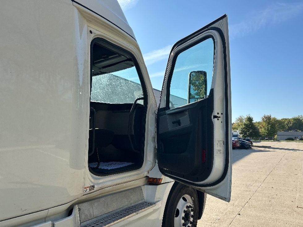 Sleeper Tractor-Heavy Duty Tractors-Freightliner-2020-T12664ST-East Chicago-IN-708,524\n\t\tmiles-$ 43,000 - Image 13