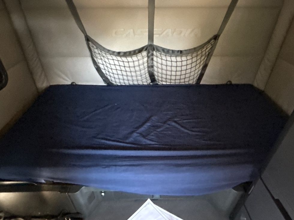 Sleeper Tractor-Heavy Duty Tractors-Freightliner-2020-T12664ST-East Chicago-IN-708,524\n\t\tmiles-$ 43,000 - Image 16