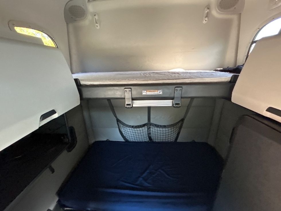 Sleeper Tractor-Heavy Duty Tractors-Freightliner-2020-T12664ST-East Chicago-IN-708,524\n\t\tmiles-$ 43,000 - Image 17