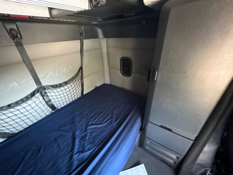 Sleeper Tractor-Heavy Duty Tractors-Freightliner-2020-T12664ST-East Chicago-IN-708,524\n\t\tmiles-$ 43,000 - Image 18