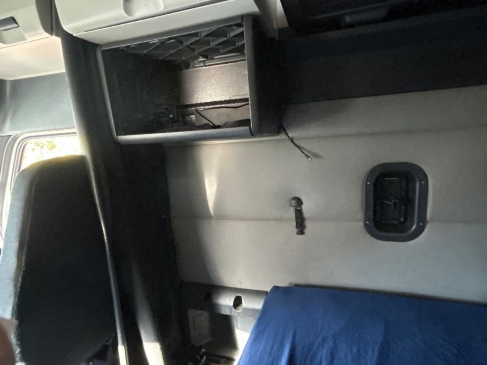 Sleeper Tractor-Heavy Duty Tractors-Freightliner-2020-T12664ST-East Chicago-IN-708,524\n\t\tmiles-$ 43,000 - Image 19