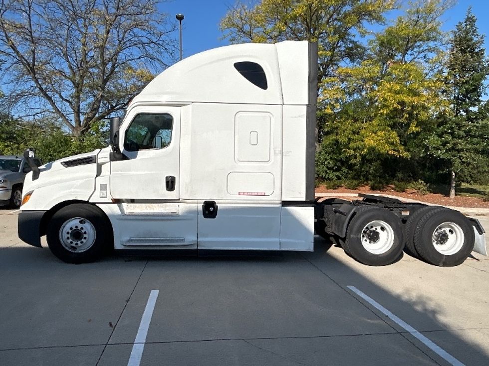 Sleeper Tractor-Heavy Duty Tractors-Freightliner-2020-T12664ST-East Chicago-IN-708,524\n\t\tmiles-$ 43,000 - Image 4