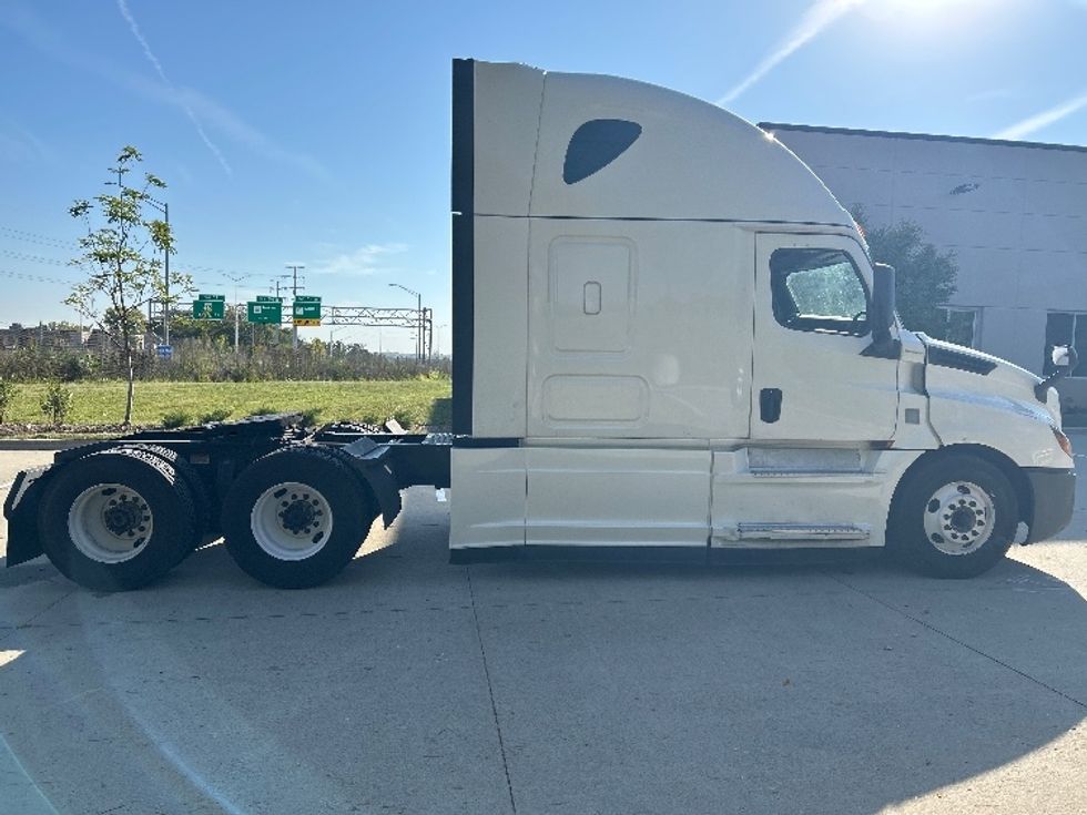 Sleeper Tractor-Heavy Duty Tractors-Freightliner-2020-T12664ST-East Chicago-IN-708,524\n\t\tmiles-$ 43,000 - Image 8