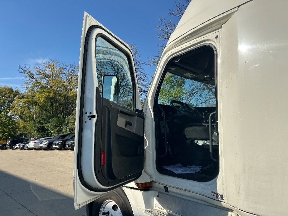 Sleeper Tractor-Heavy Duty Tractors-Freightliner-2020-T12664ST-East Chicago-IN-708,524\n\t\tmiles-$ 43,000 - Image 9