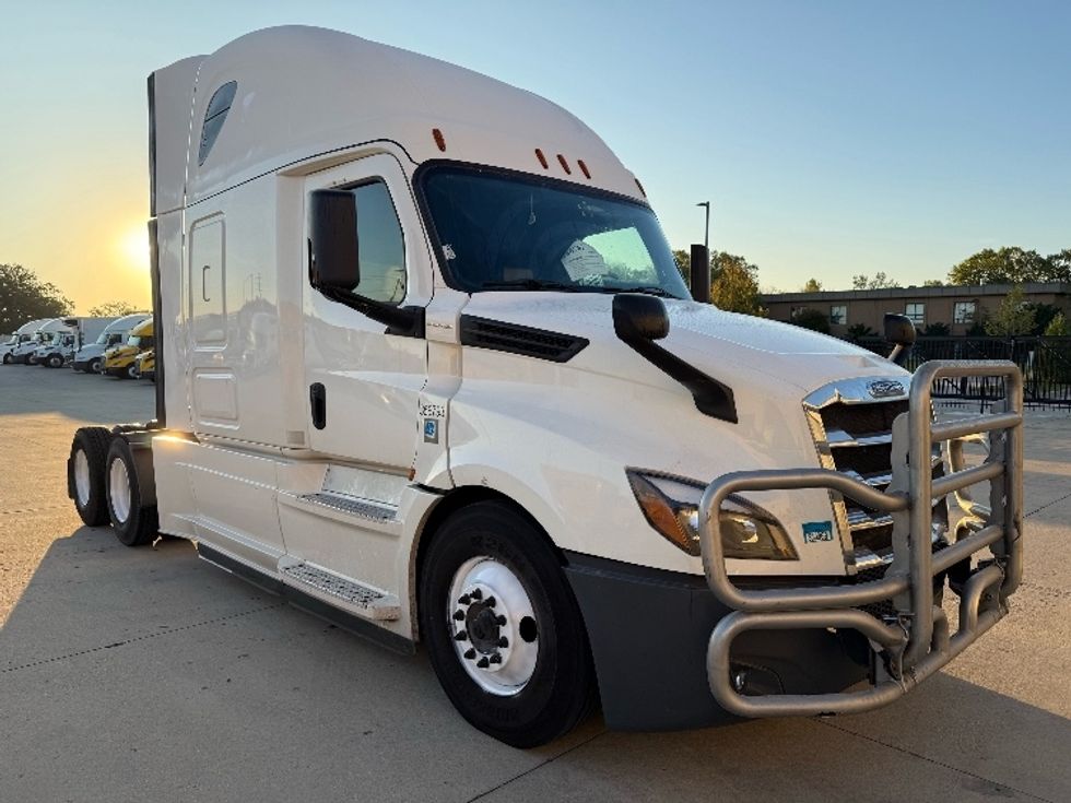 Sleeper Tractor-Heavy Duty Tractors-Freightliner-2020-T12664ST-East Chicago-IN-805,355\n\t\tmiles-$ 34,750 - Image 1