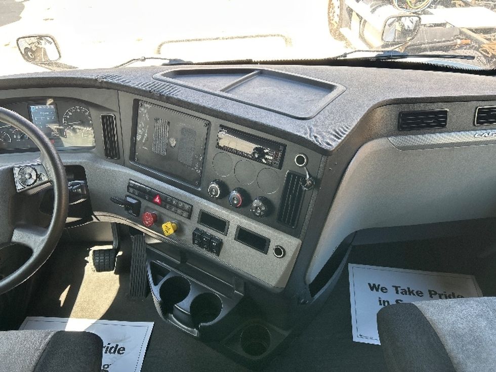 Sleeper Tractor-Heavy Duty Tractors-Freightliner-2020-T12664ST-East Chicago-IN-805,355\n\t\tmiles-$ 34,750 - Image 12