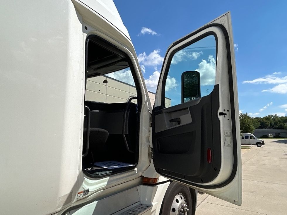 Sleeper Tractor-Heavy Duty Tractors-Freightliner-2020-T12664ST-East Chicago-IN-805,355\n\t\tmiles-$ 34,750 - Image 13