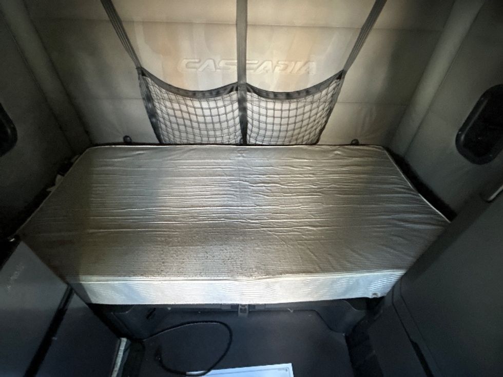 Sleeper Tractor-Heavy Duty Tractors-Freightliner-2020-T12664ST-East Chicago-IN-805,355\n\t\tmiles-$ 34,750 - Image 17