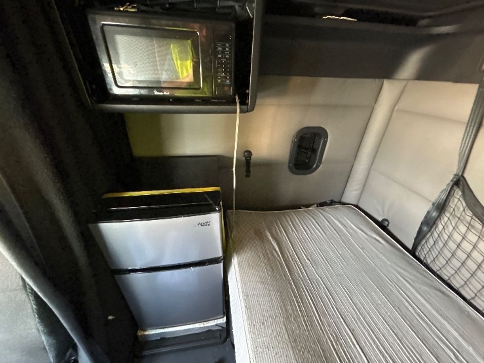 Sleeper Tractor-Heavy Duty Tractors-Freightliner-2020-T12664ST-East Chicago-IN-805,355\n\t\tmiles-$ 34,750 - Image 19