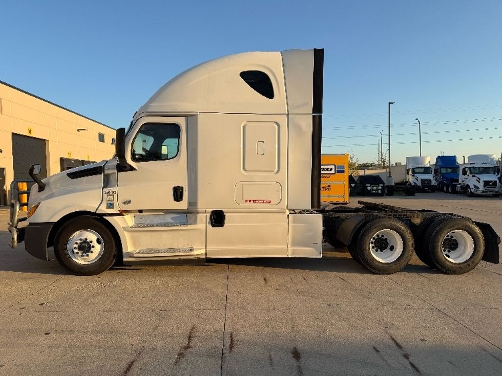 Sleeper Tractor-Heavy Duty Tractors-Freightliner-2020-T12664ST-East Chicago-IN-805,355\n\t\tmiles-$ 34,750 - Image 4