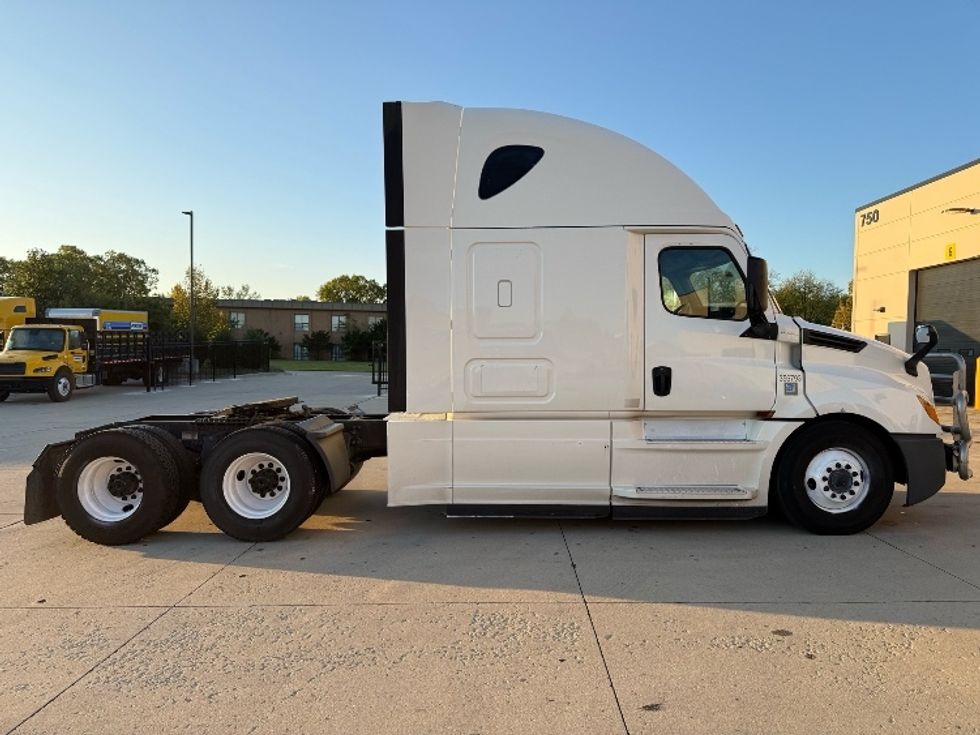 Sleeper Tractor-Heavy Duty Tractors-Freightliner-2020-T12664ST-East Chicago-IN-805,355\n\t\tmiles-$ 34,750 - Image 8