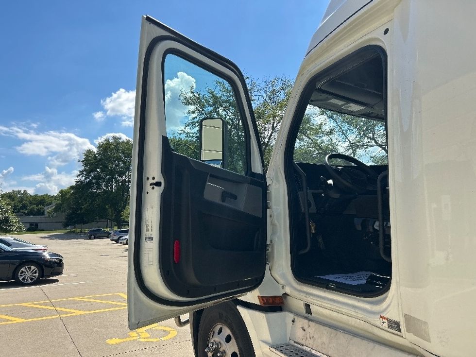 Sleeper Tractor-Heavy Duty Tractors-Freightliner-2020-T12664ST-East Chicago-IN-805,355\n\t\tmiles-$ 34,750 - Image 9