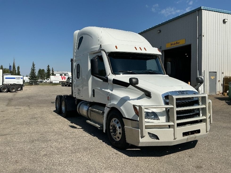 Sleeper Tractor-Heavy Duty Tractors-Freightliner-2020-T12664ST-Edmonton-AB-1,045,994\n\t\tkm-$ 66,000 - Image 1