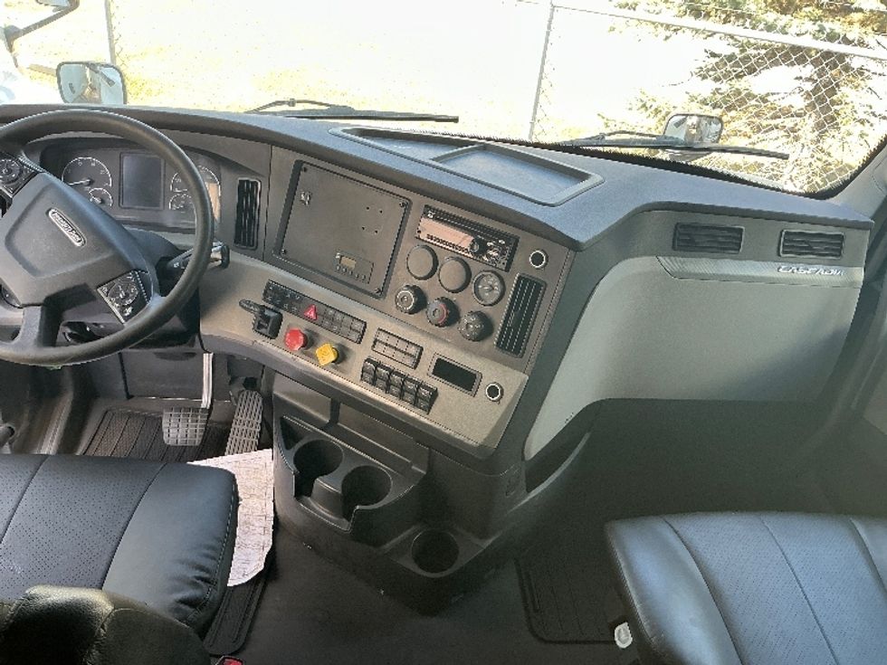 Sleeper Tractor-Heavy Duty Tractors-Freightliner-2020-T12664ST-Edmonton-AB-1,045,994\n\t\tkm-$ 66,000 - Image 12