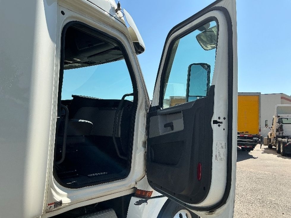 Sleeper Tractor-Heavy Duty Tractors-Freightliner-2020-T12664ST-Edmonton-AB-1,045,994\n\t\tkm-$ 66,000 - Image 13