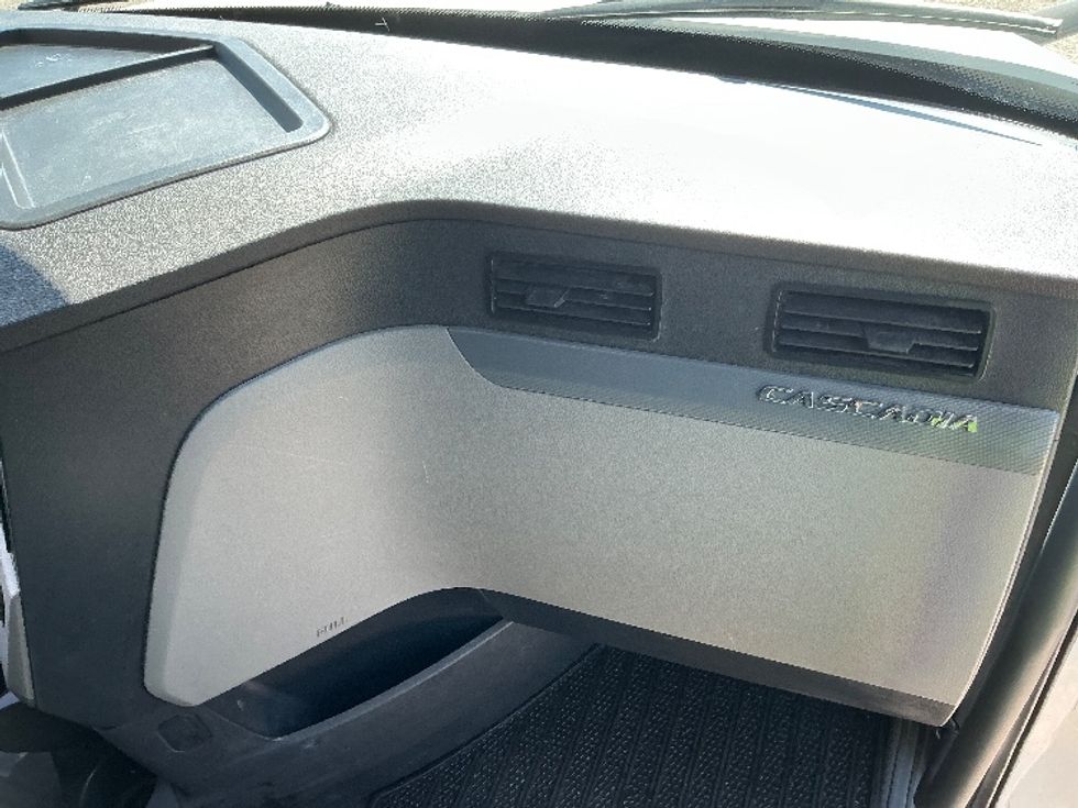 Sleeper Tractor-Heavy Duty Tractors-Freightliner-2020-T12664ST-Edmonton-AB-1,045,994\n\t\tkm-$ 66,000 - Image 14