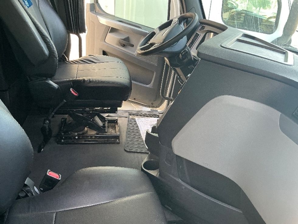 Sleeper Tractor-Heavy Duty Tractors-Freightliner-2020-T12664ST-Edmonton-AB-1,045,994\n\t\tkm-$ 66,000 - Image 15