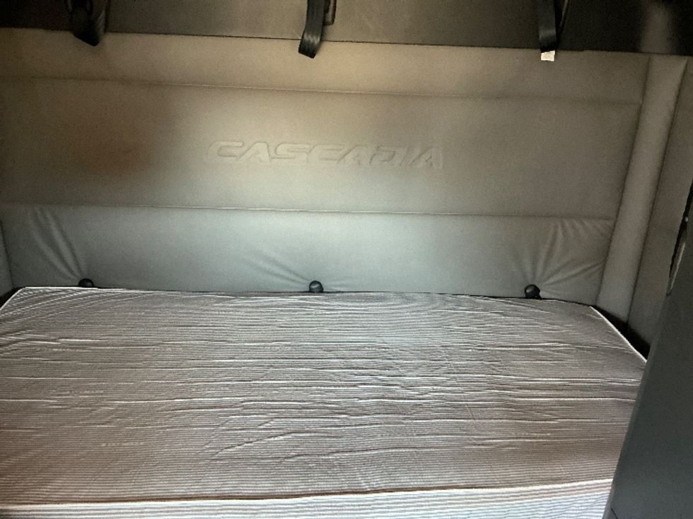 Sleeper Tractor-Heavy Duty Tractors-Freightliner-2020-T12664ST-Edmonton-AB-1,045,994\n\t\tkm-$ 66,000 - Image 16