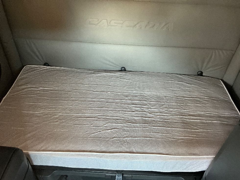 Sleeper Tractor-Heavy Duty Tractors-Freightliner-2020-T12664ST-Edmonton-AB-1,045,994\n\t\tkm-$ 66,000 - Image 17