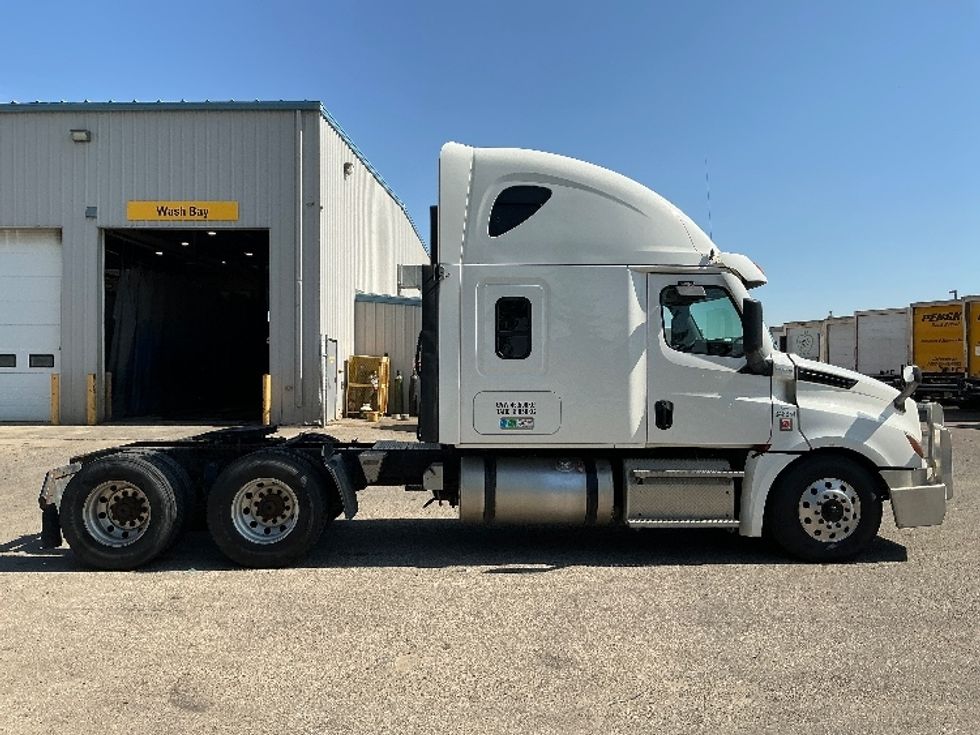 Sleeper Tractor-Heavy Duty Tractors-Freightliner-2020-T12664ST-Edmonton-AB-1,045,994\n\t\tkm-$ 66,000 - Image 8