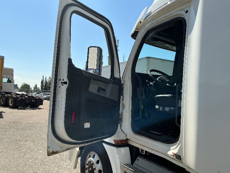 Sleeper Tractor-Heavy Duty Tractors-Freightliner-2020-T12664ST-Edmonton-AB-1,045,994\n\t\tkm-$ 66,000 - Image 9