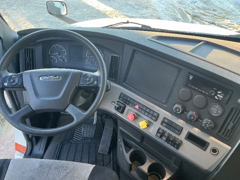 Sleeper Tractor-Heavy Duty Tractors-Freightliner-2020-T12664ST-Edmonton-AB-724,759\n\t\tkm-$ 78,000 - Image 11