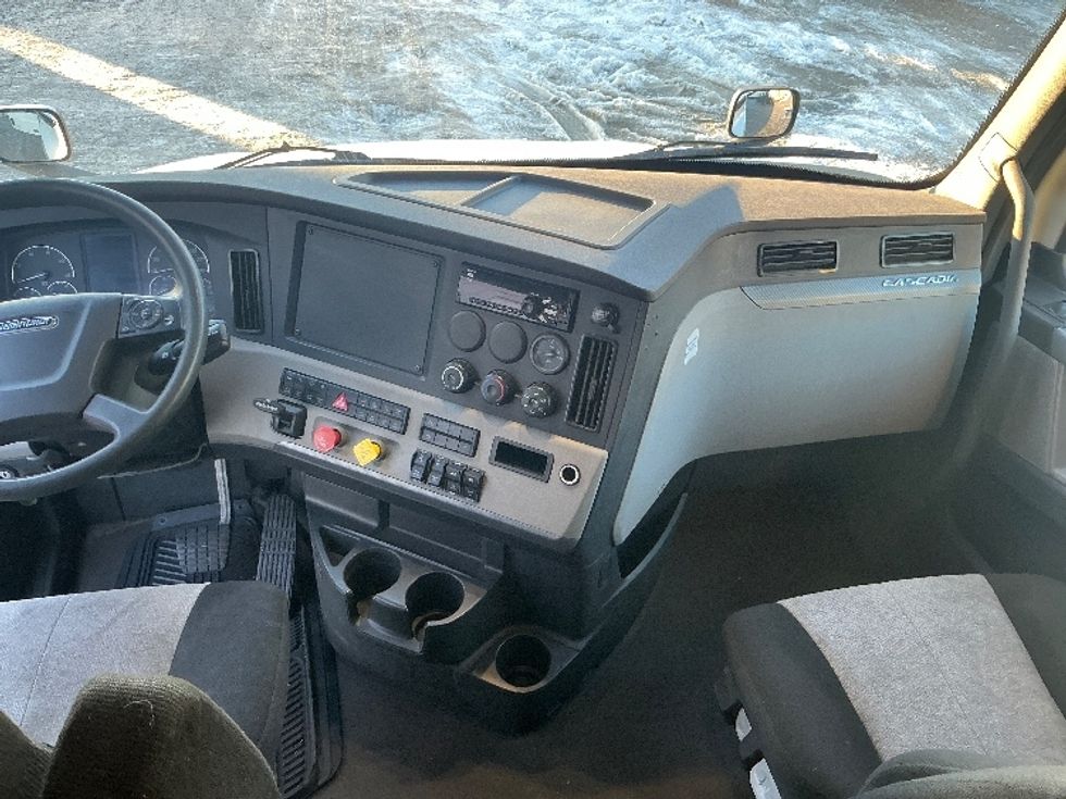 Sleeper Tractor-Heavy Duty Tractors-Freightliner-2020-T12664ST-Edmonton-AB-724,759\n\t\tkm-$ 78,000 - Image 12