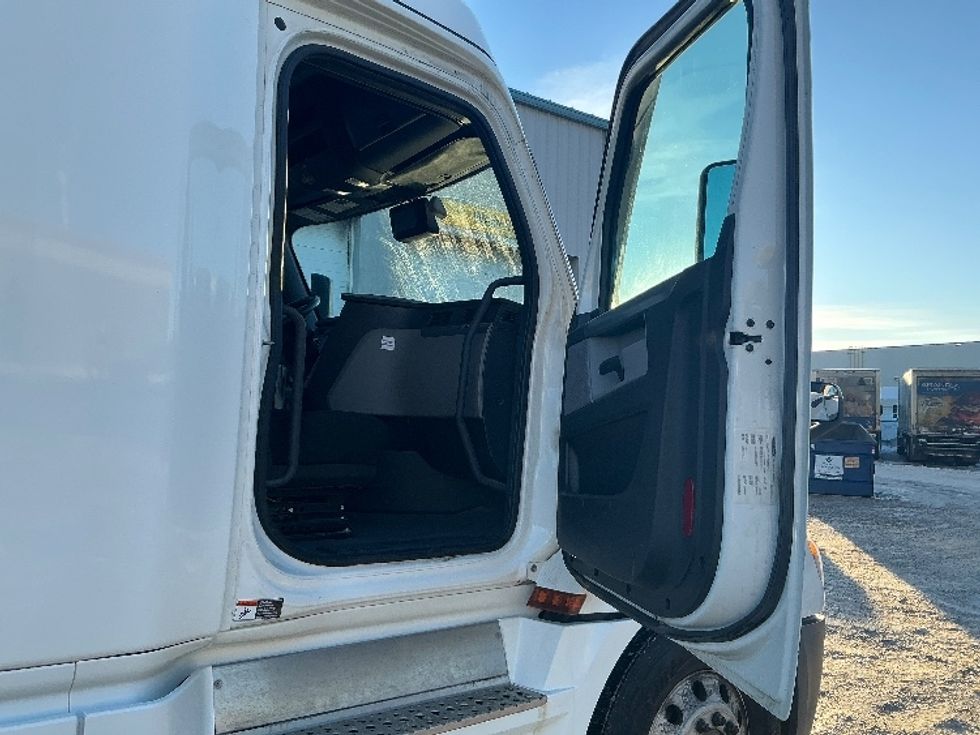 Sleeper Tractor-Heavy Duty Tractors-Freightliner-2020-T12664ST-Edmonton-AB-724,759\n\t\tkm-$ 78,000 - Image 13