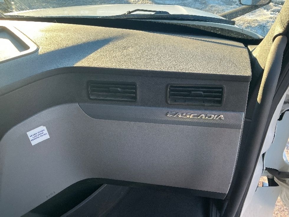 Sleeper Tractor-Heavy Duty Tractors-Freightliner-2020-T12664ST-Edmonton-AB-724,759\n\t\tkm-$ 78,000 - Image 14