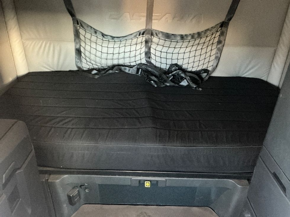 Sleeper Tractor-Heavy Duty Tractors-Freightliner-2020-T12664ST-Edmonton-AB-724,759\n\t\tkm-$ 78,000 - Image 16