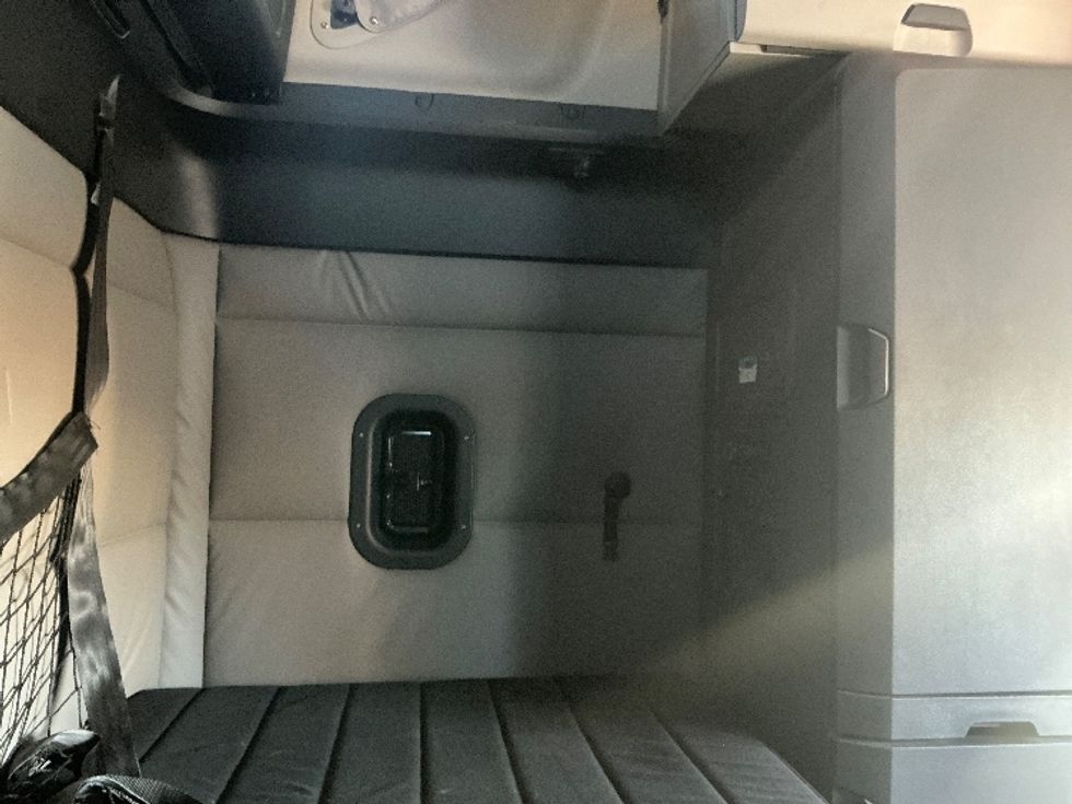 Sleeper Tractor-Heavy Duty Tractors-Freightliner-2020-T12664ST-Edmonton-AB-724,759\n\t\tkm-$ 78,000 - Image 18