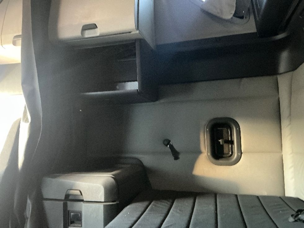 Sleeper Tractor-Heavy Duty Tractors-Freightliner-2020-T12664ST-Edmonton-AB-724,759\n\t\tkm-$ 78,000 - Image 19