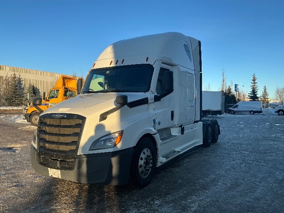 Sleeper Tractor-Heavy Duty Tractors-Freightliner-2020-T12664ST-Edmonton-AB-724,759\n\t\tkm-$ 78,000 - Image 3