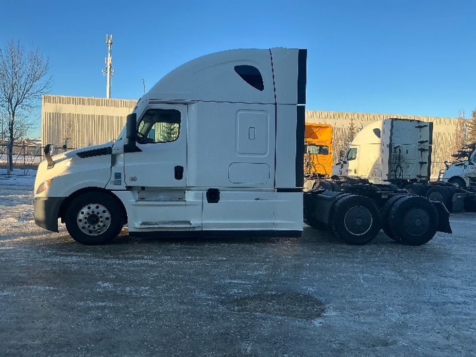 Sleeper Tractor-Heavy Duty Tractors-Freightliner-2020-T12664ST-Edmonton-AB-724,759\n\t\tkm-$ 78,000 - Image 4