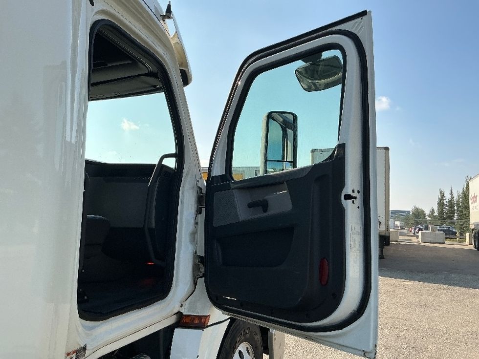 Sleeper Tractor-Heavy Duty Tractors-Freightliner-2020-T12664ST-Edmonton-AB-887,032\n\t\tkm-$ 73,750 - Image 13