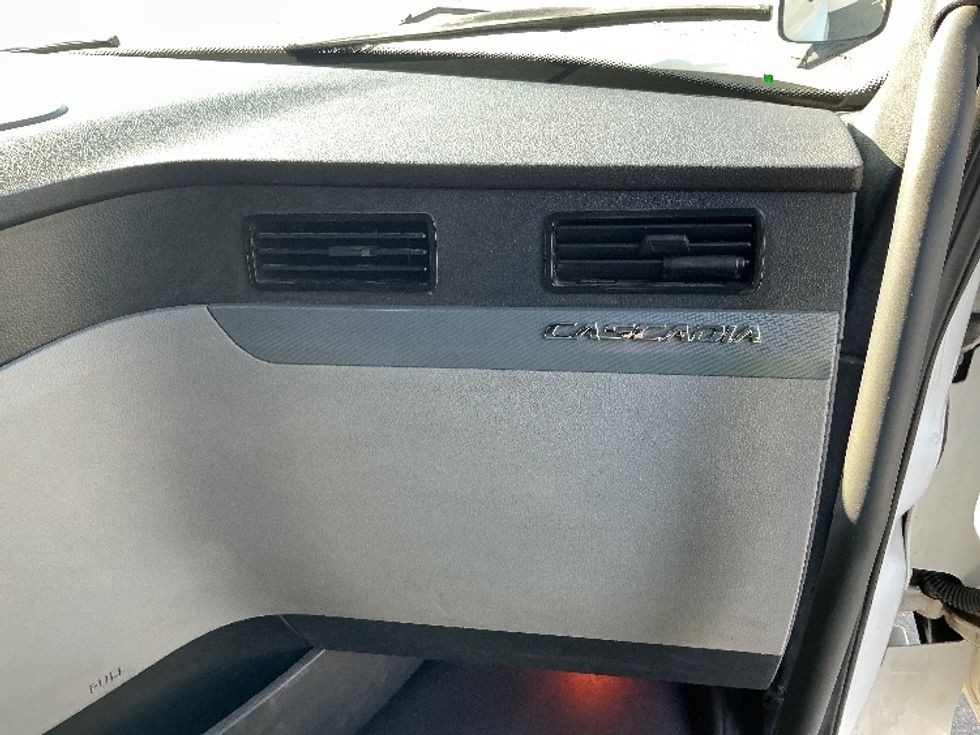 Sleeper Tractor-Heavy Duty Tractors-Freightliner-2020-T12664ST-Edmonton-AB-887,032\n\t\tkm-$ 73,750 - Image 14