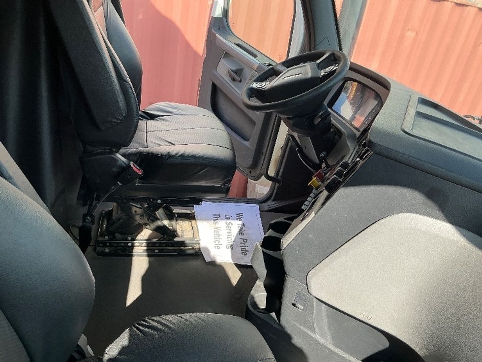 Sleeper Tractor-Heavy Duty Tractors-Freightliner-2020-T12664ST-Edmonton-AB-887,032\n\t\tkm-$ 73,750 - Image 15