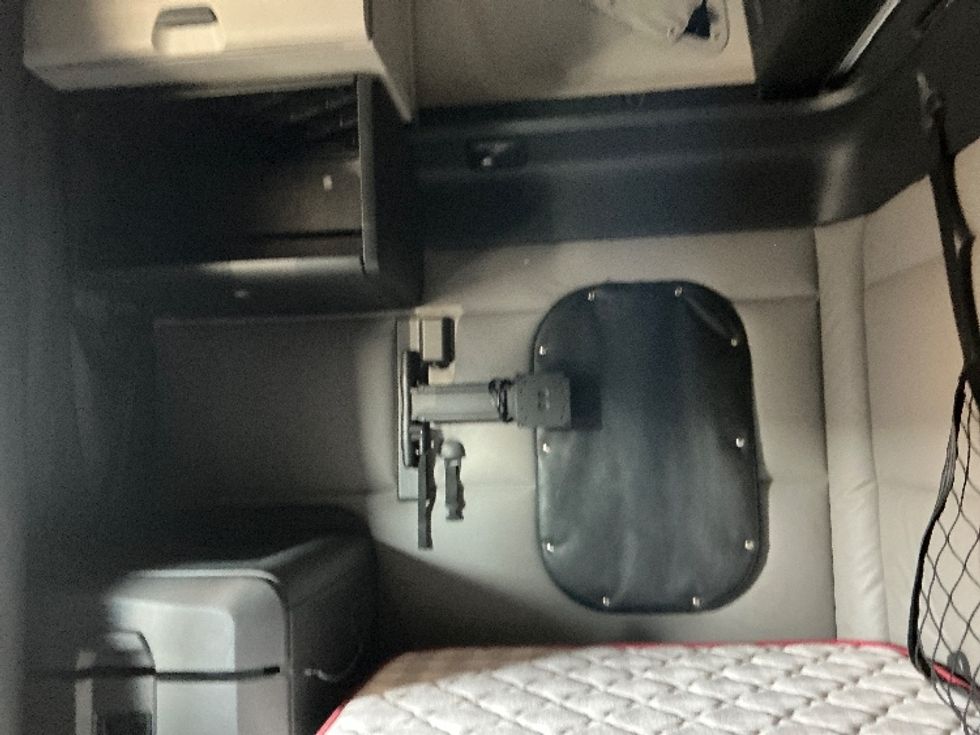 Sleeper Tractor-Heavy Duty Tractors-Freightliner-2020-T12664ST-Edmonton-AB-887,032\n\t\tkm-$ 73,750 - Image 19