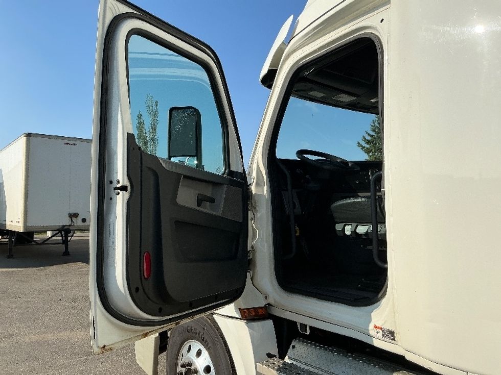 Sleeper Tractor-Heavy Duty Tractors-Freightliner-2020-T12664ST-Edmonton-AB-887,032\n\t\tkm-$ 73,750 - Image 9