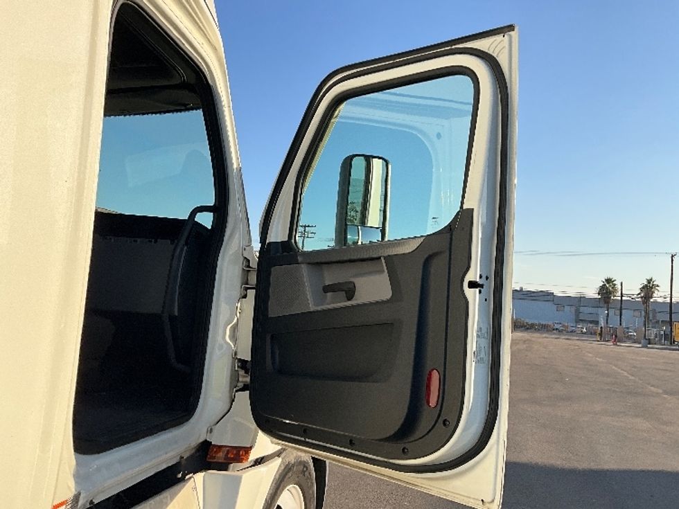Sleeper Tractor-Heavy Duty Tractors-Freightliner-2020-T12664ST-El Centro-CA-547,544\n\t\tmiles-$ 63,750 - Image 13