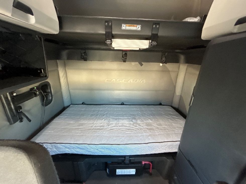 Sleeper Tractor-Heavy Duty Tractors-Freightliner-2020-T12664ST-El Centro-CA-547,544\n\t\tmiles-$ 63,750 - Image 16